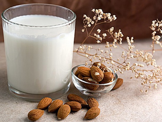 Leche de almendras: beneficios para la salud   