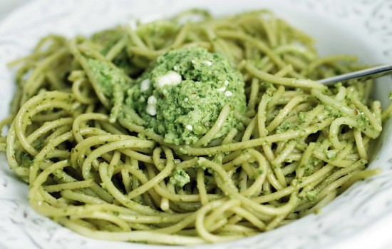 Cómo hacer espaguetis al pesto