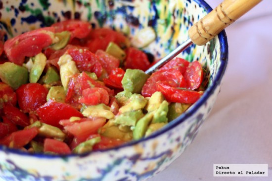 Ensalada de aguacate, albahaca y tomate