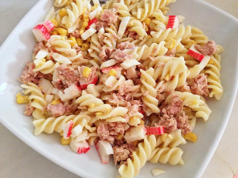 Cómo preparar una ensalada de pasta y atún.