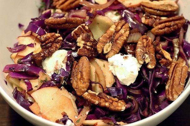 Deliciosa ensalada de lombarda y manzana.