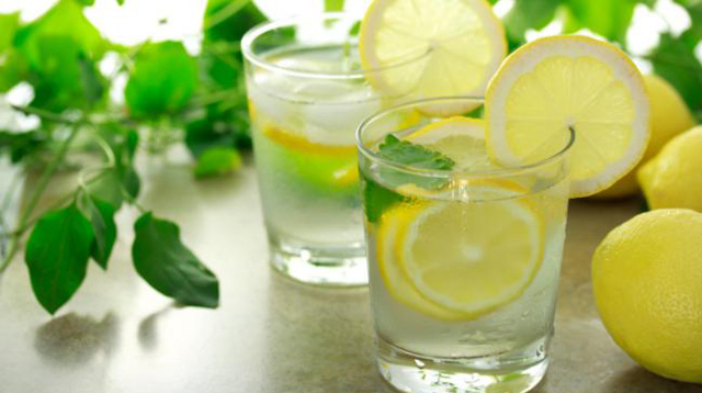 Agua con limón para adelgazar