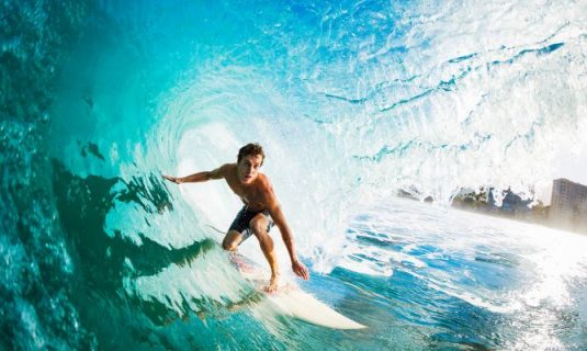 Descubre los beneficios del surf, una actividad cada vez más de moda