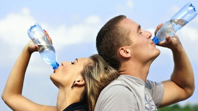 Beber agua en ayunas: ¿Ayuda a perder peso?