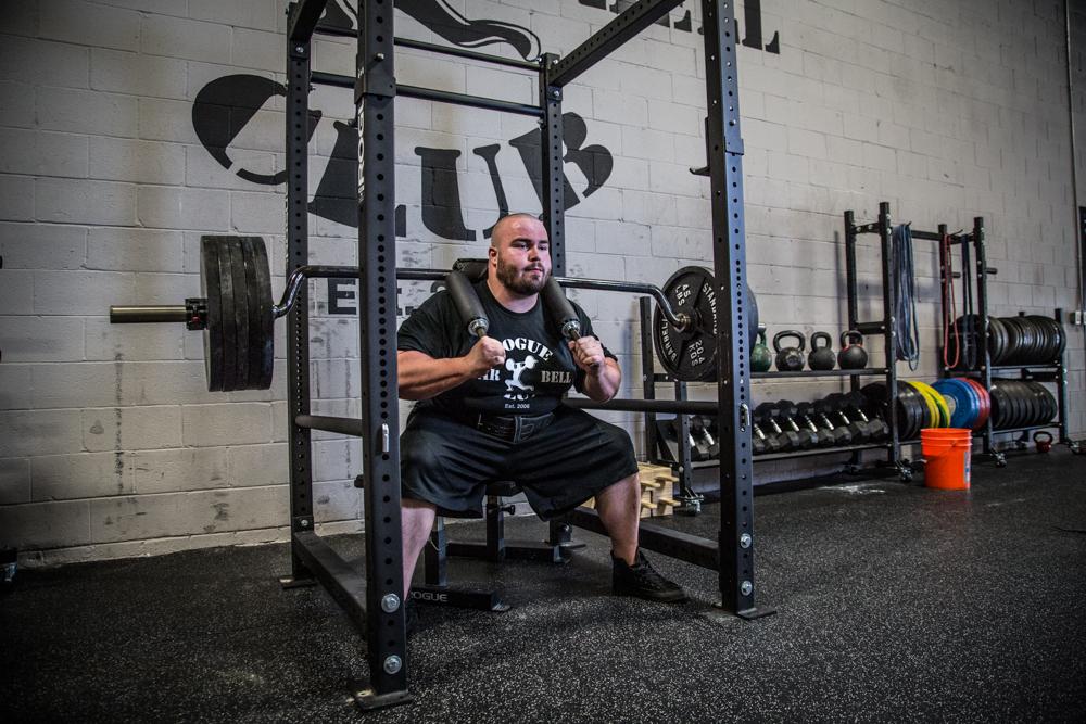 Como realizar la sentadilla de seguridad o safety barbell squat