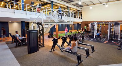 gimnasio con entrenador personal