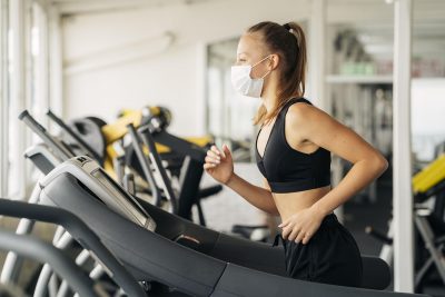 gimnasio con entrenador personal